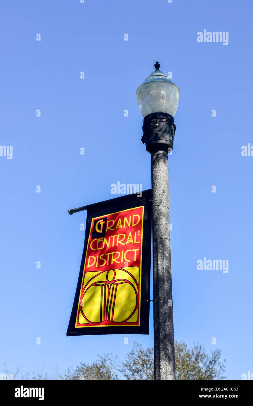 Un banner su una lampada posta visto a San Pietroburgo nel Grand Central District contro un cielo blu senza nuvole. Foto Stock