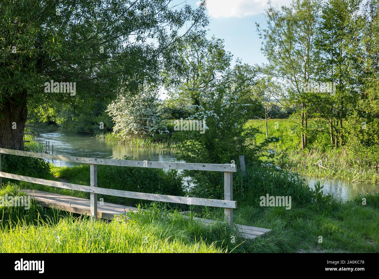 Il Footbridge e il Fiume Windrush in tarda primavera / estate precoce a Burford in Oxfordshire Cotswolds, REGNO UNITO Foto Stock