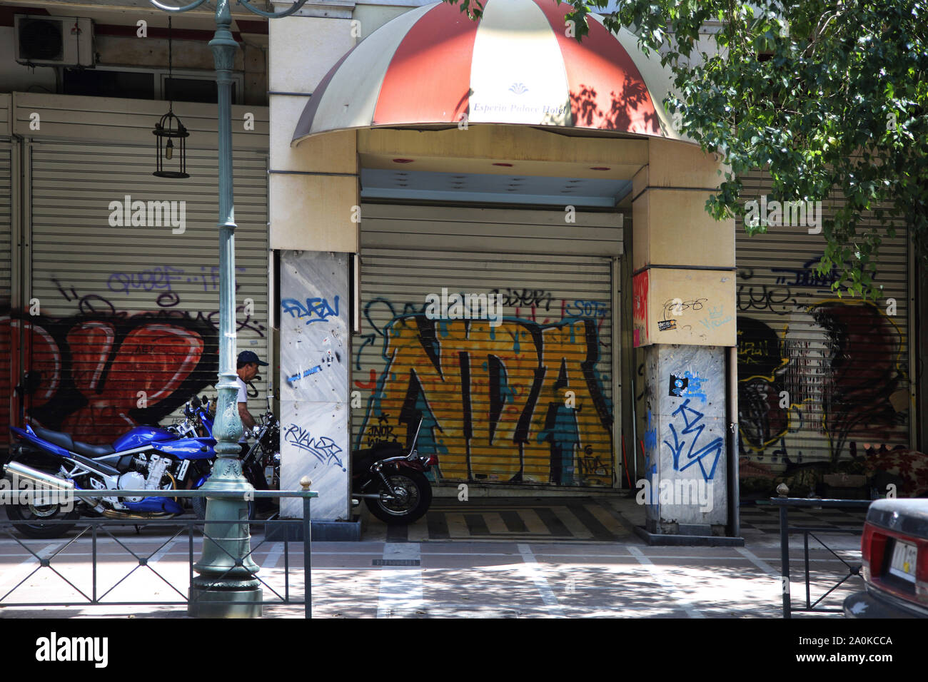 Atene Grecia Stadiou Street otturatori verso il basso edificio abbandonato con Graffiti Foto Stock