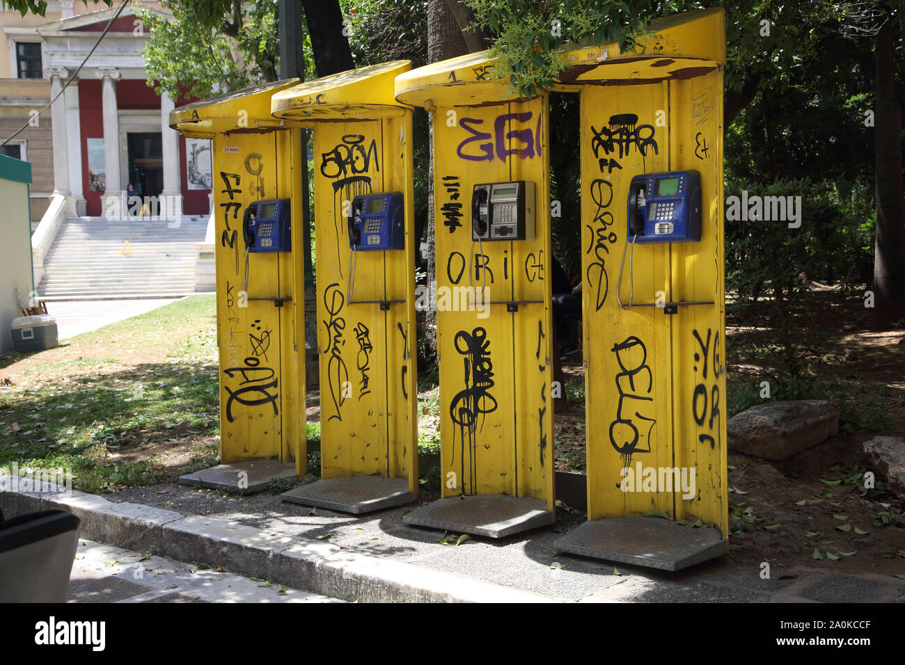 Atene Grecia Graffitied cabine telefoniche al di fuori del Museo Nazionale di Storia Foto Stock