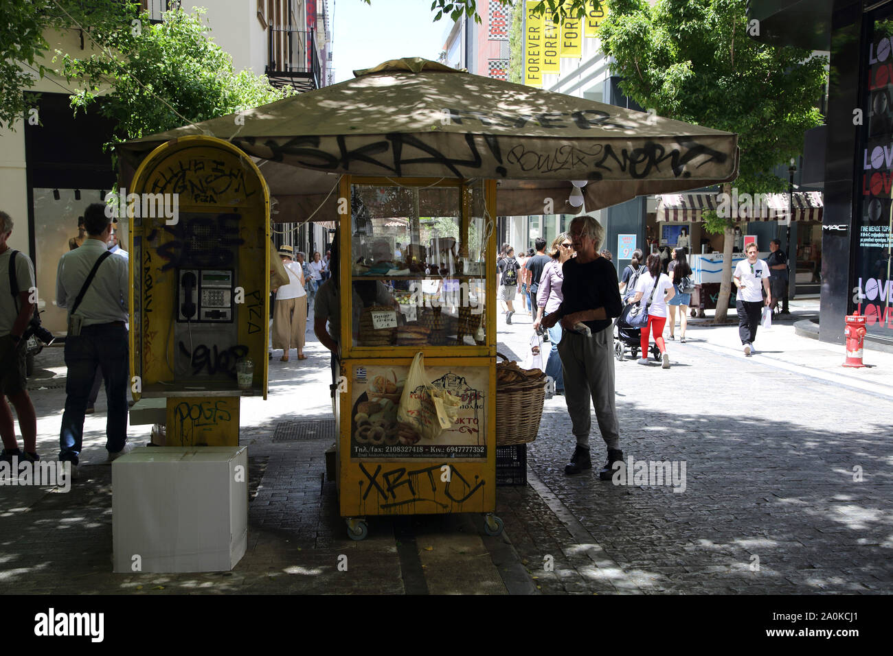 Atene Grecia Ermou Street in stallo la vendita di pane e pasticceria Foto Stock