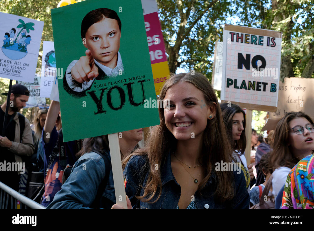 Un manifestante detiene una targhetta con Greta Thunberg foto durante la manifestazione.per adulti e giovani a piedi al di fuori del lavoro e le scuole a richiesta per un fine all' uso di combustibili fossili e impegnativa azione urgente sul cambiamento climatico per salvare il pianeta. Foto Stock