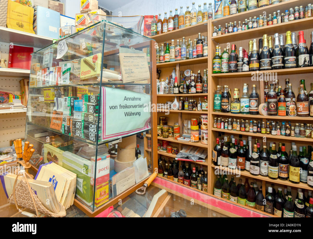 Trebus, Germania. Xix Sep, 2019. Un fornitissimo shopping market dal GDR tempi appartiene a una fiera dell'IFA amici Trebus. L'ex Stato tedesco su piccola scala esiste nella provincia di Brandeburgo. L' IFA amici in Trebus verrà offerta un autentico viaggio attraverso il tempo nella vita quotidiana in GDR su 14.000 metri quadrati di spazio. Visitatori indulgere nei ricordi durante le visite guidate. Credito: Patrick Pleul/dpa-Zentralbild/ZB/dpa/Alamy Live News Foto Stock