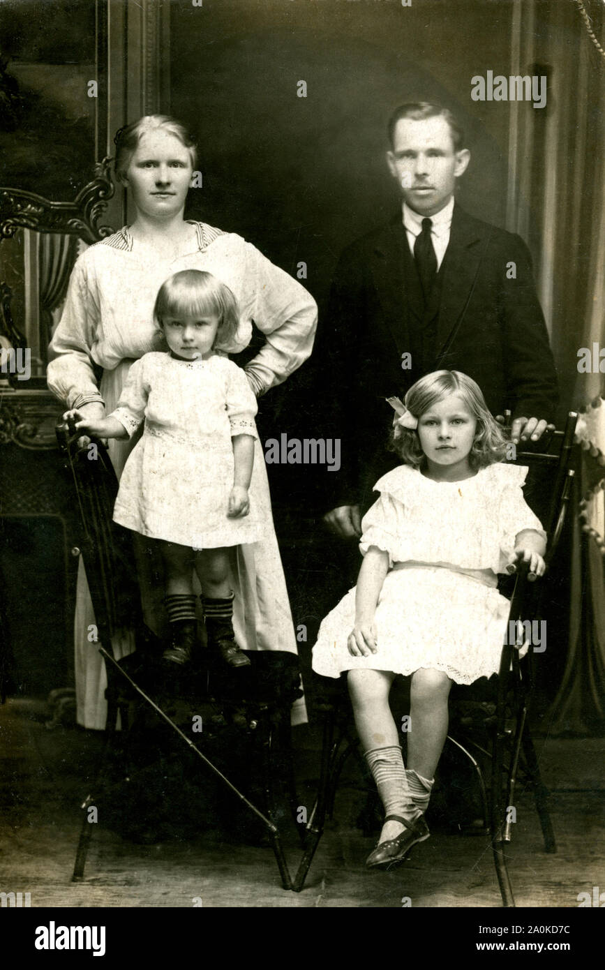 Un immigrato in America circa la famiglia inizio novecento Foto Stock