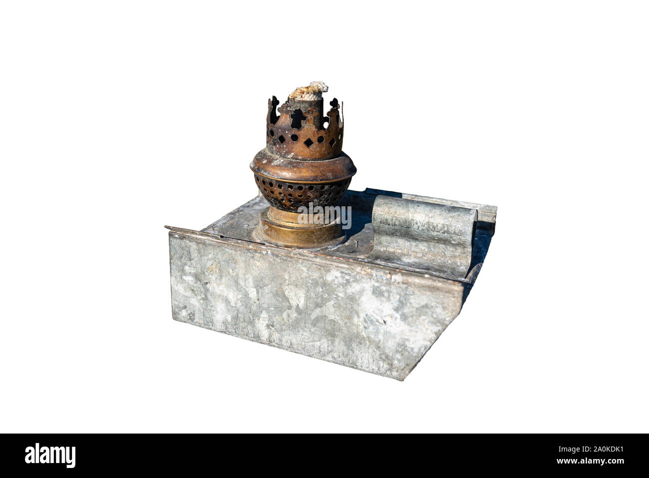 Un vecchio, antiche conserve di lampada di kerosene con un singolo stoppino, sfilata torcia, isolato su uno sfondo bianco con un tracciato di ritaglio. Foto Stock