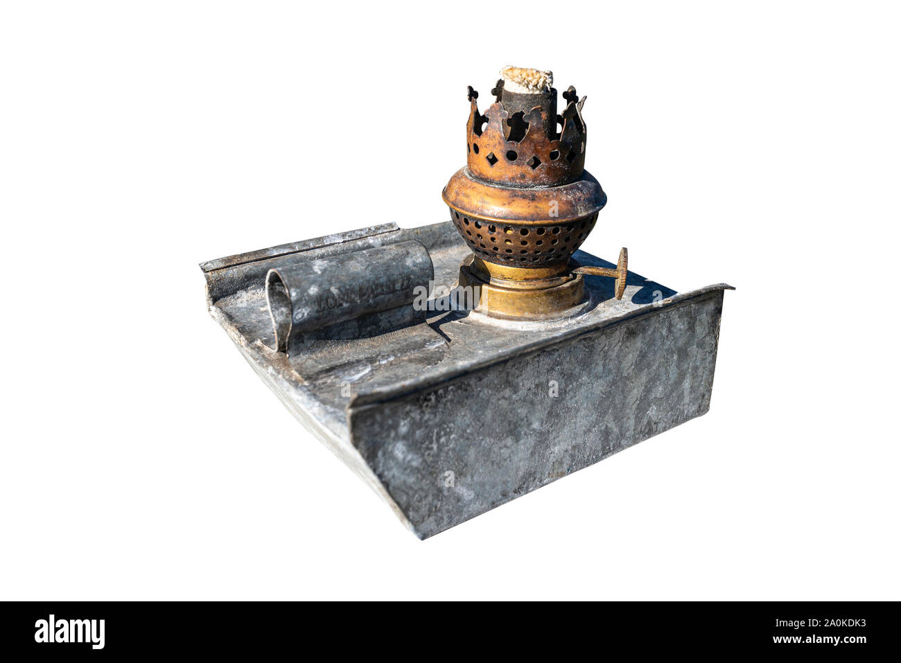 Un vecchio, antiche conserve di lampada di kerosene con un singolo stoppino, sfilata torcia, isolato su uno sfondo bianco con un tracciato di ritaglio. Foto Stock