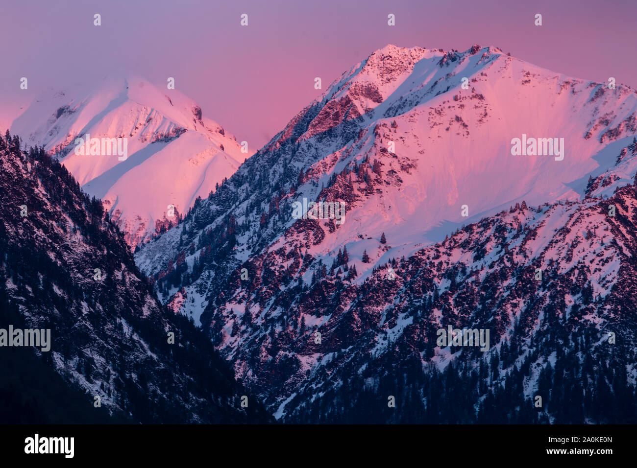 Bagliore alpino sulle montagne vicino a oberstdorf Foto Stock