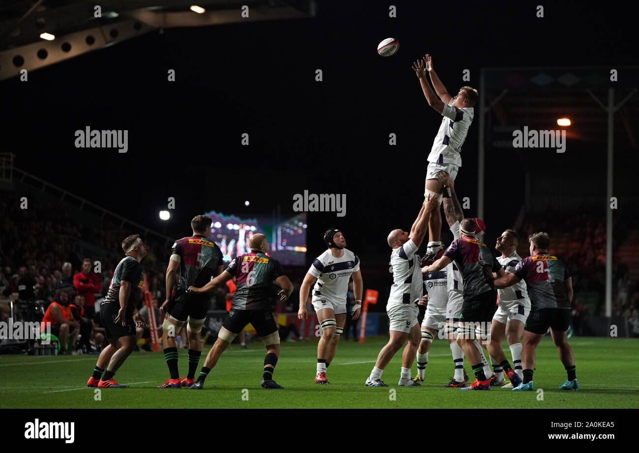 Arlecchini' James Chisholm (top) durante il Premiership Rugby Cup Round 1 corrispondono a Twickenham Stoop, Londra. Foto Stock