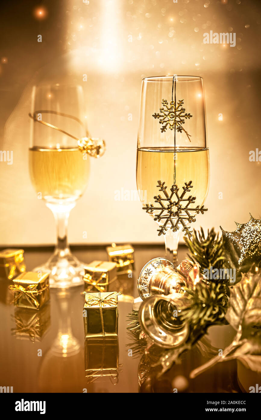 Decorazione di natale e bicchieri da champagne su sfondo dorato Foto Stock