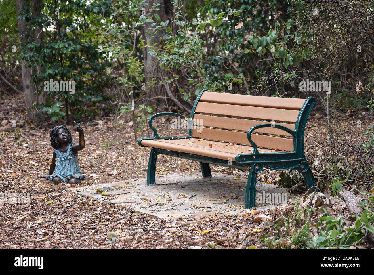 In autunno una panchina nel parco Foto Stock