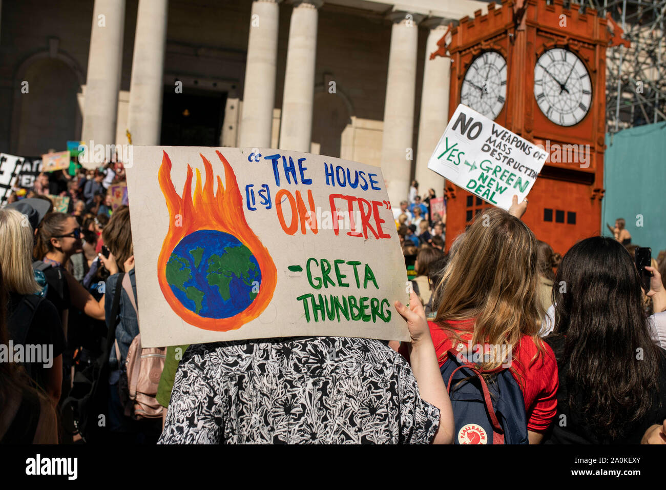 Una targhetta citando Greta Thunberg durante una manifestazione di protesta a Cardiff impegnativa azione sul cambiamento climatico, parte di una gioventù globale di colpire il 20 settembre 2019. Foto Stock