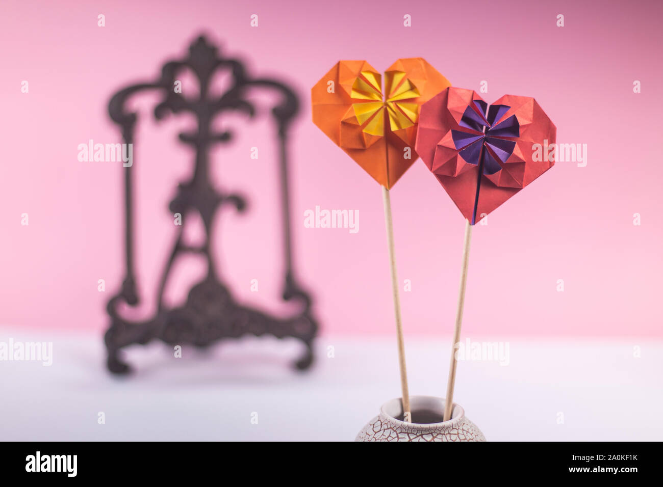 Concetto di san valentino di amore artigianale di papercraft origami predisposto carta colorata cuore close-up shot in studio Foto Stock