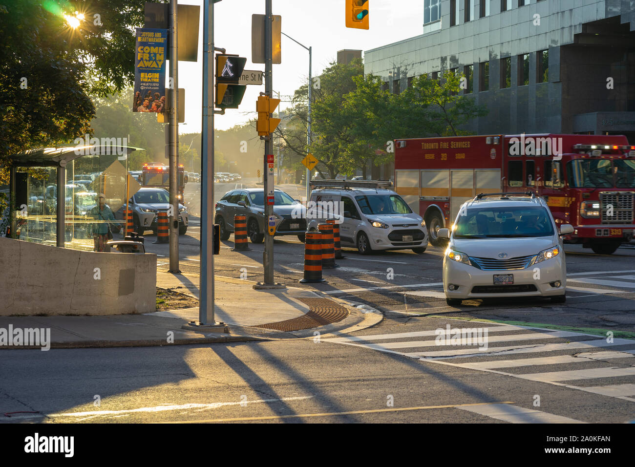 La mattina presto su Bloor e Sherbourne street durante i primi anni e ancora sunny rientrano in Toronto. Presto sarà freddo e cupo :( Foto Stock