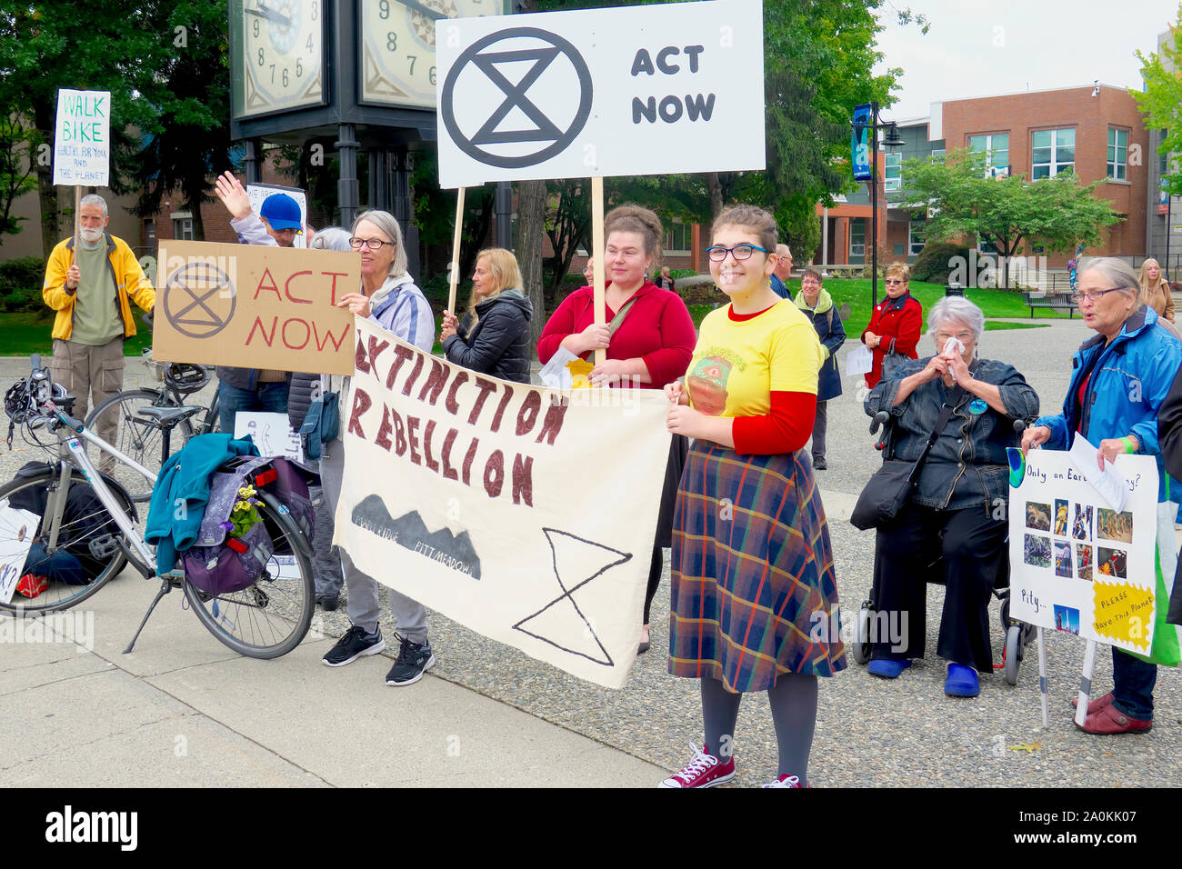 Picketers ad un raduno di ClimateStrike tenuto in Downtown Maple Ridge, B. C., Canada. Foto di scorta. Foto Stock