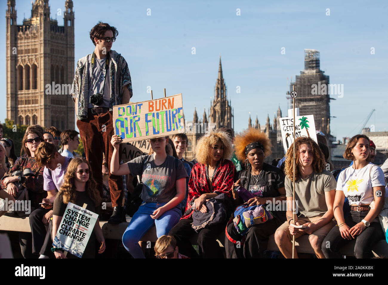 Londra, Regno Unito. 20 Settembre, 2019. Gli studenti blocco Lambeth Bridge durante la seconda Global clima sciopero per protestare contro la mancanza di un intervento urgente da parte del governo del Regno Unito per combattere il clima globale crisi. Il clima globale Strike è cresciuto al di fuori del venerdì per il movimento futuro ed è organizzata nel Regno Unito dalla UK Student Network del clima. Credito: Mark Kerrison/Alamy Live News Foto Stock