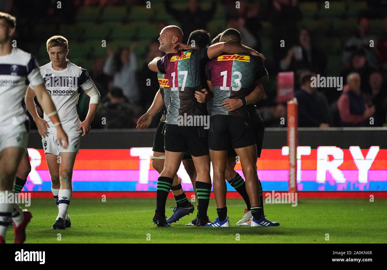 Arlecchini' Charlie Mulchrone (oscurato) punteggio celebra il suo lato finale di provare con i compagni di squadra durante il Premiership Rugby Cup Round 1 corrispondono a Twickenham Stoop, Londra. Foto Stock