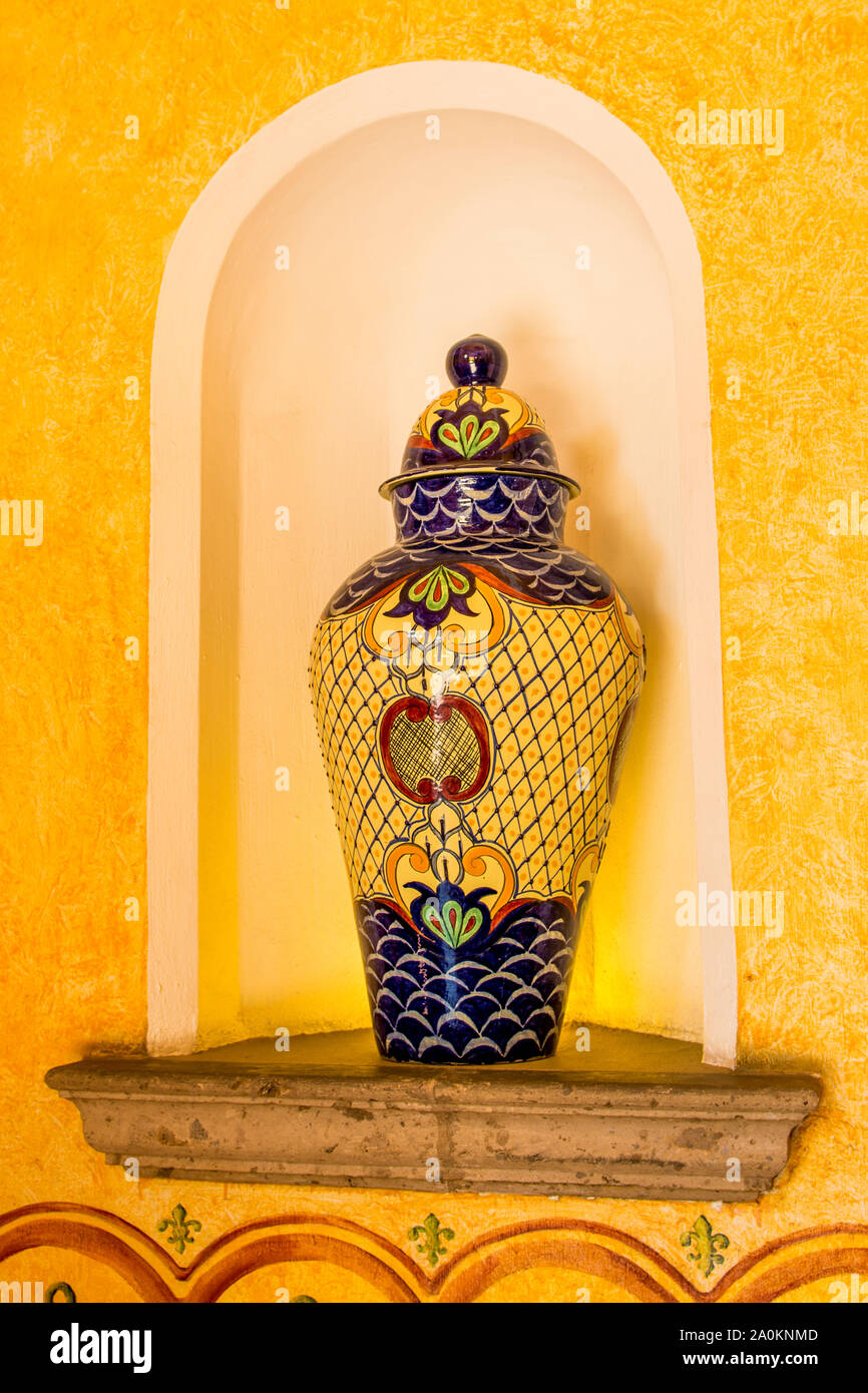 Antica ceramica pentola vaso a Jose Cuervo Tequila distillery, Tequila, Sito Patrimonio Mondiale dell'UNESCO, Jalisco, Messico. Foto Stock