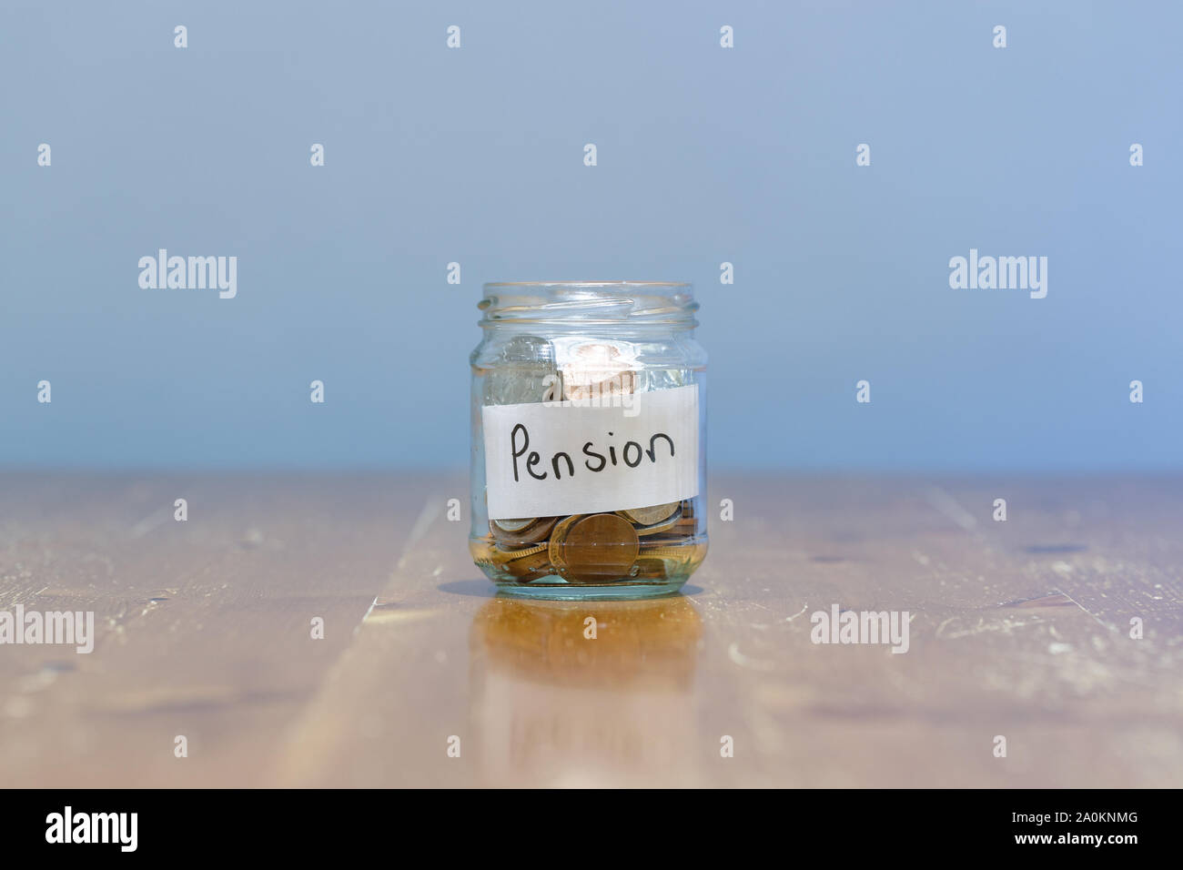Mettere il denaro in un piccolo regime di pensione di anzianità Foto Stock