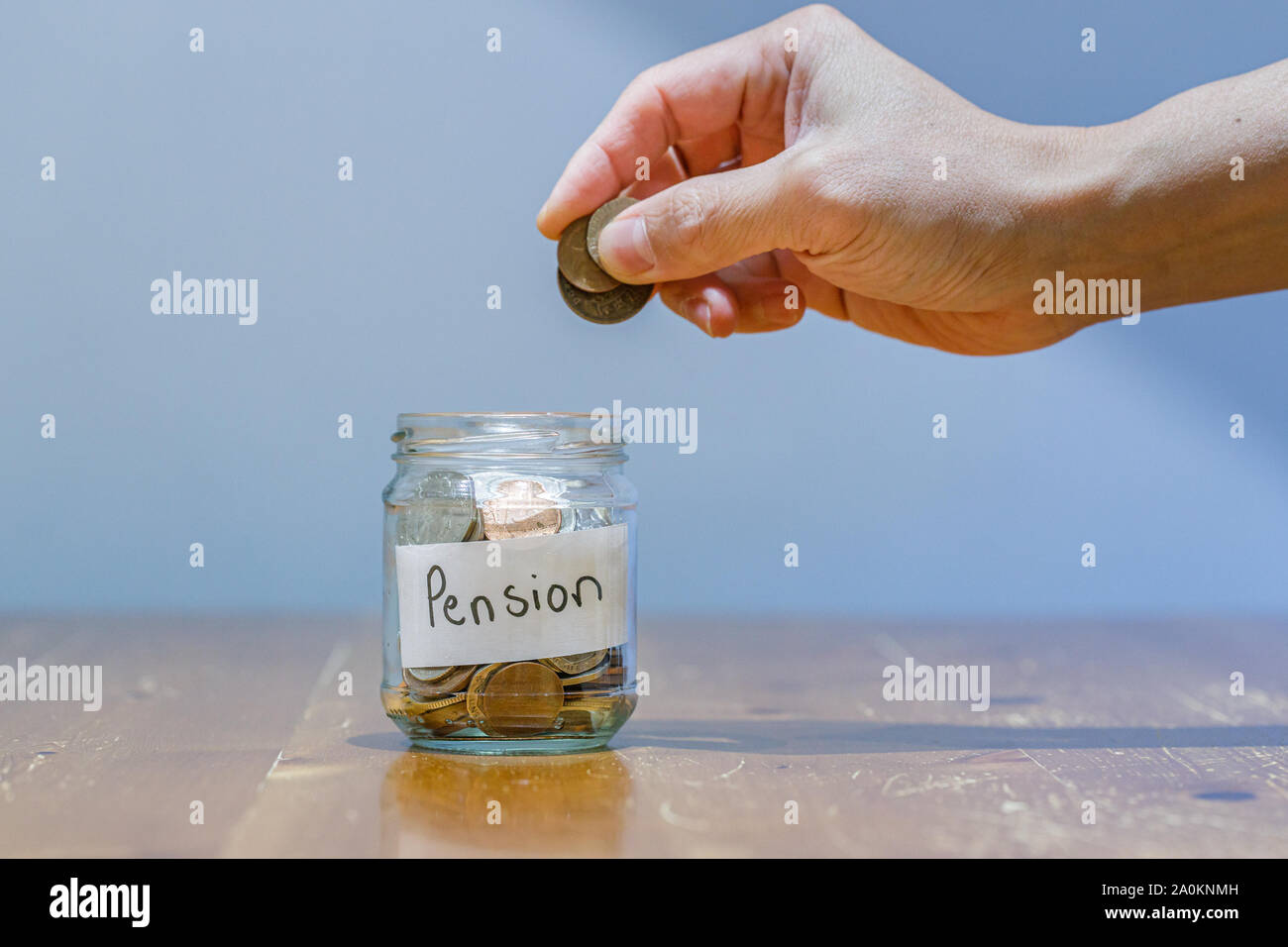 Mettere il denaro in un piccolo regime di pensione di anzianità Foto Stock