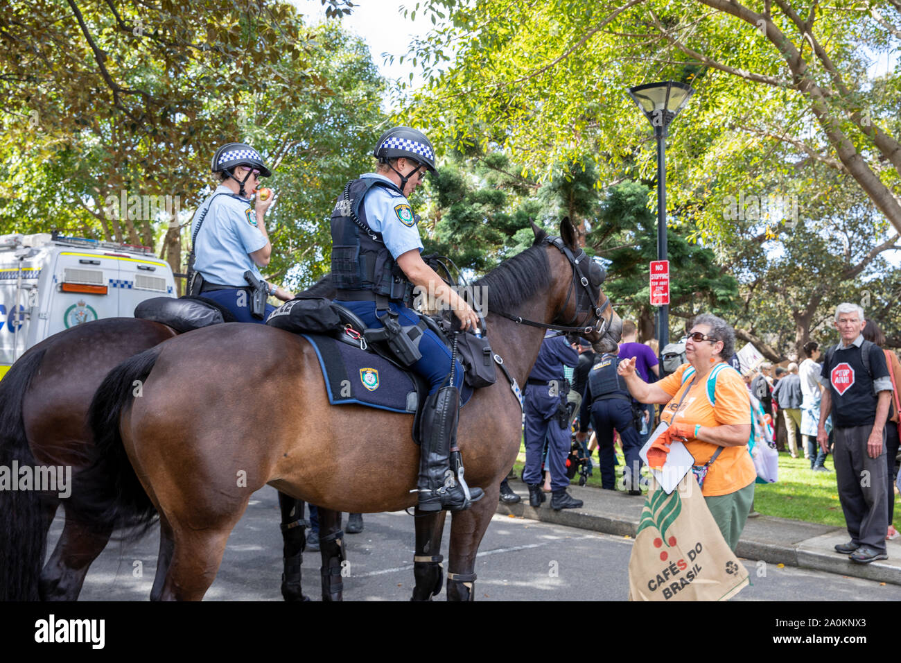 Sydney, ufficiali di polizia donne su cavalli offrono controllo della folla a Sydney i cambiamenti climatici colpiscono rally nel centro di Sydney, Australia Foto Stock
