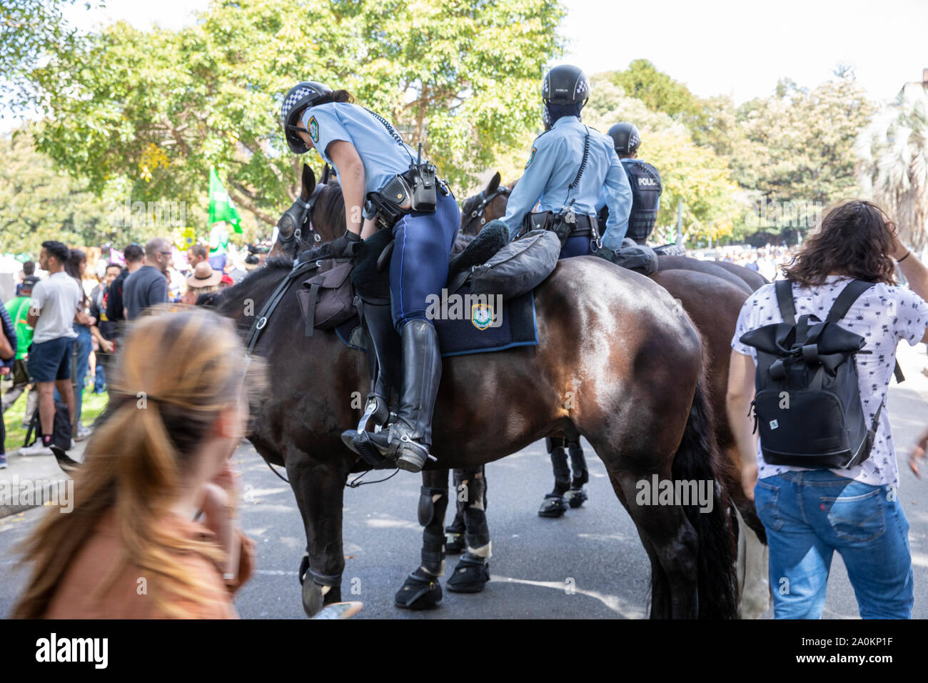 Sydney, ufficiali di polizia donne su cavalli offrono controllo della folla a Sydney i cambiamenti climatici colpiscono rally nel centro di Sydney, Australia Foto Stock