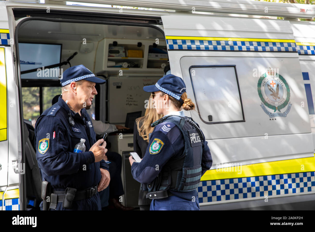 Sydney, maschio e femmina degli ufficiali di polizia tenendo una conversazione durante il Sydney cambiamenti climatici colpiscono rally,l'Australia Foto Stock