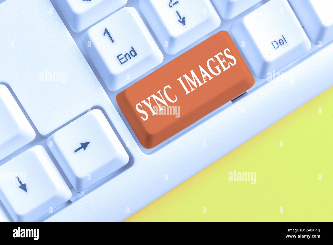 Parola di scrittura di testo sincronizzare le immagini. Business photo vetrina per fare foto identiche in tutti i dispositivi accessibili ovunque bianco tastiera PC con nota vuota Foto Stock