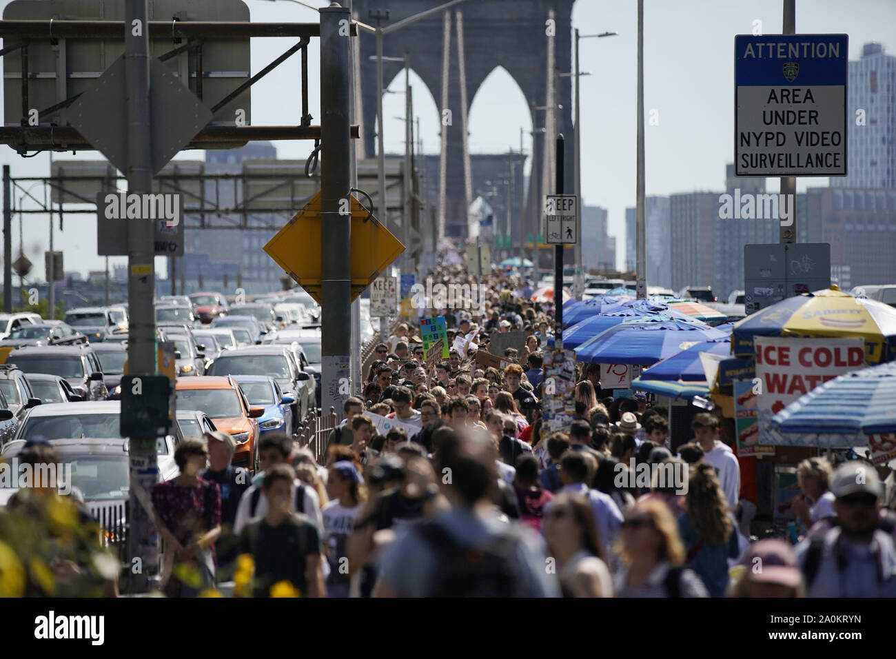 New York, Stati Uniti. Xx Settembre, 2019. Migliaia di persone attraversano il ponte di Brooklyn e alcune hold up segni come essi marzo nella direzione globale del clima sciopero marzo nella città di New York il Venerdì, 20 settembre 2019. Il clima globale sciopero settimana di azione con scioperi in tutto il mondo dovrebbe smettere di 'business come di consueto' nel volto di 'l'emergenza climatica. Foto di Giovanni Angelillo/UPI Credito: UPI/Alamy Live News Foto Stock