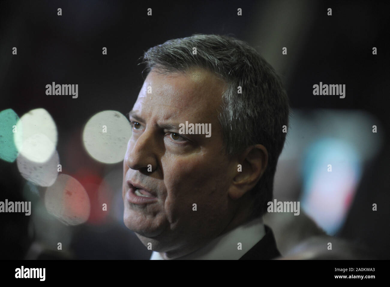 Manhattan, Stati Uniti d'America. 31 dic 2008. NEW YORK, NY - Dicembre 04: New York City Mayor Bill de Blasio parla nel corso di una conferenza stampa dopo la testimonianza la polizia di essere riqualificato con nuovi orientamenti presso l'Accademia di polizia su dicembre 4, 2014 in College Point quartiere del Queens Borough of a New York City. I nuovi orientamenti della polizia vieni sulla scia di numerose incidenze nazionale bianca in cui gli ufficiali di polizia hanno ucciso uomini neri. Persone: New York City Mayor Bill de Blasio Credito: tempeste Media Group/Alamy Live News Foto Stock