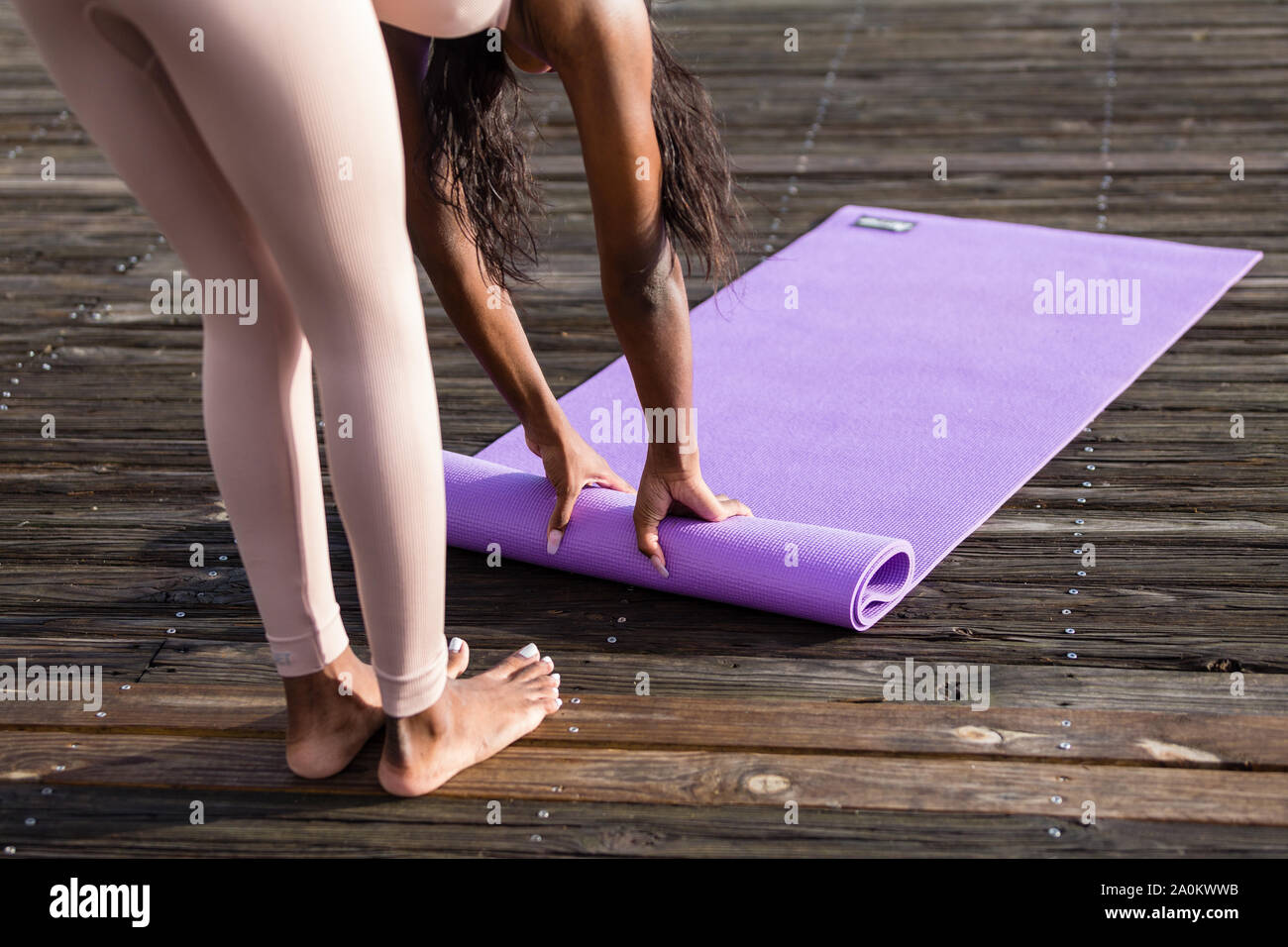 Tara facendo la mattina presto lo yoga al di fuori su di un giorno di estate Foto Stock