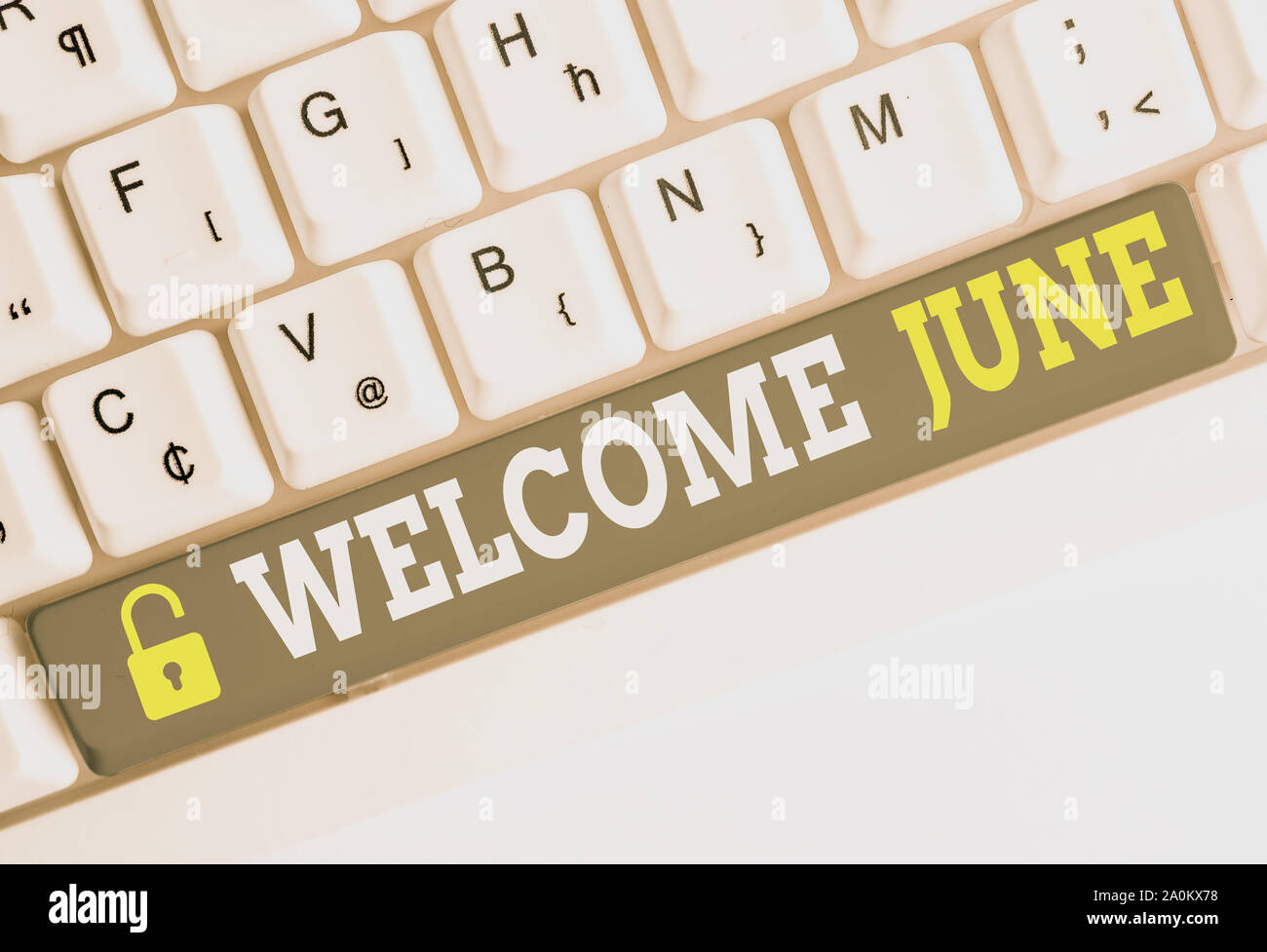 Testo della scrittura Benvenuti giugno. Conceptual calendario fotografico sesto mese secondo trimestre trenta giorni saluti White tastiera PC con nota vuota abov carta Foto Stock