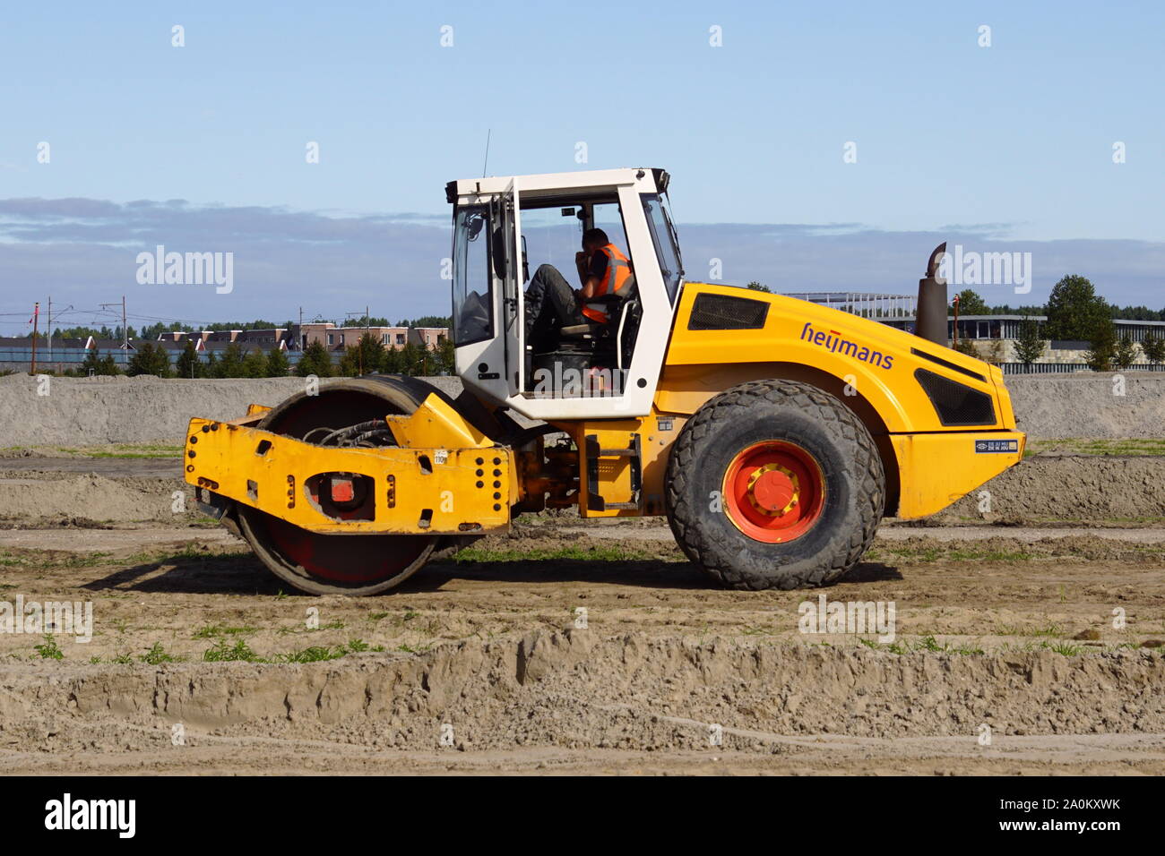 Almere, Paesi Bassi - 20 Settembre 2019: rullo vibrante della costruzione olandese Heijmans azienda su un sito in costruzione. Foto Stock
