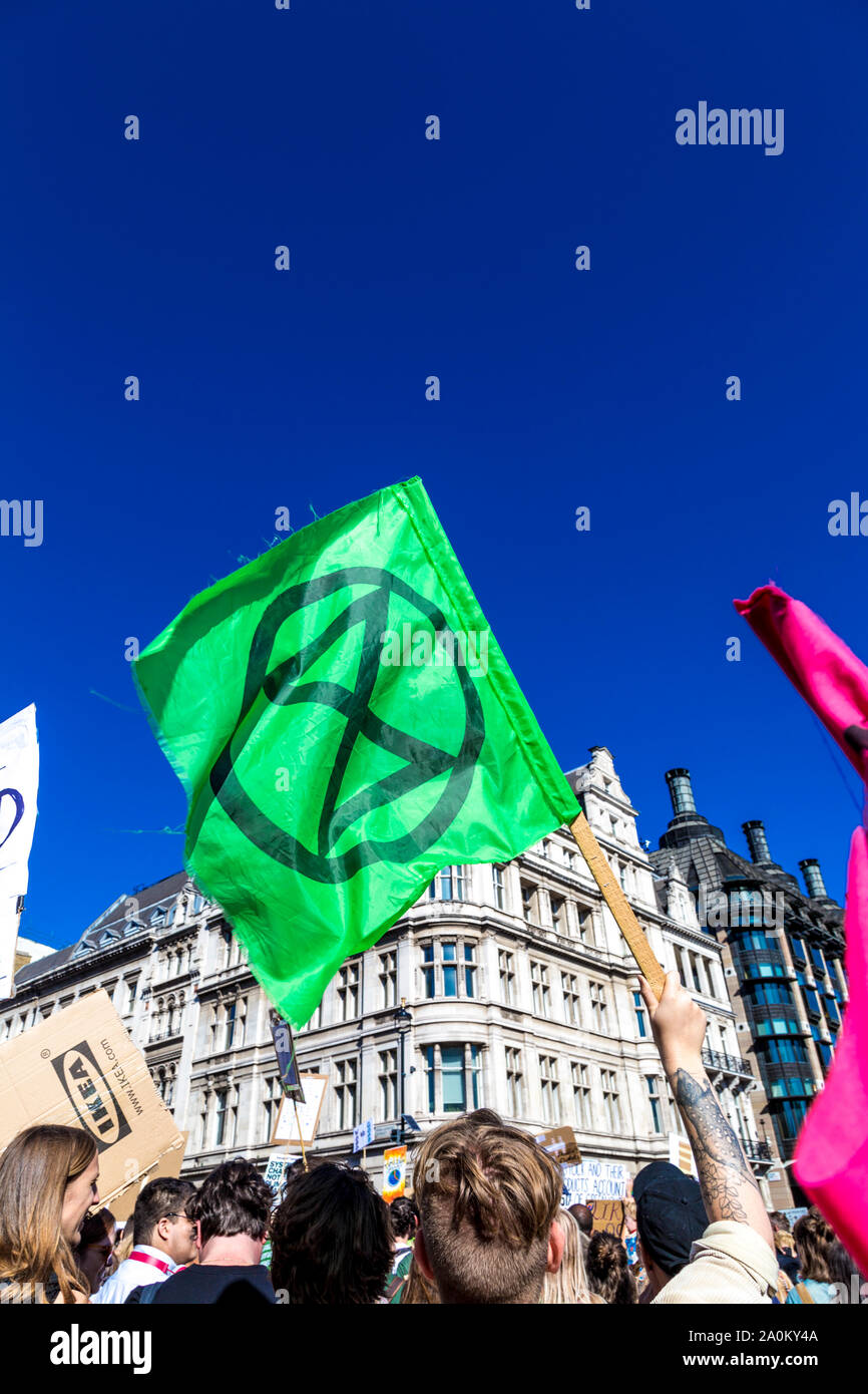 Il 20 settembre 2019, London, Regno Unito - bandiera verde della ribellione di estinzione al clima globale sciopero a Westminster Foto Stock