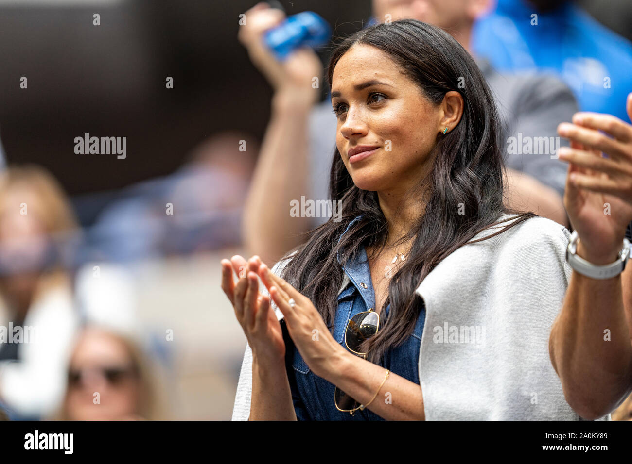 Meghan Markle cheers su amico Serena Williams di USA mentre essa è in concorrenza nella fase finale del singolare femminile al 2019 US Open Tennis Foto Stock