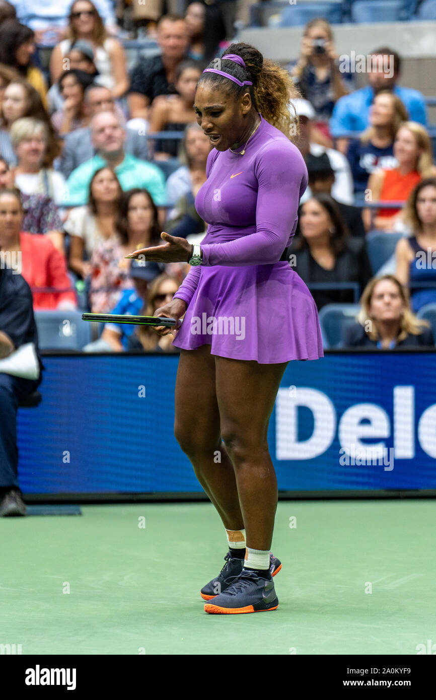 Serena Williams di USA reazione emotiva e di gareggiare nelle finali del singolare femminile al 2019 US Open Tennis Foto Stock