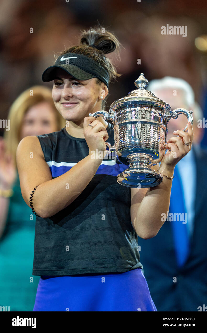 Bianca Andreescu del Canada tenendo il campionato trofeo dopo la sconfitta di Serena Williams e vincendo le donne singoli finali all'2019 US Open Foto Stock