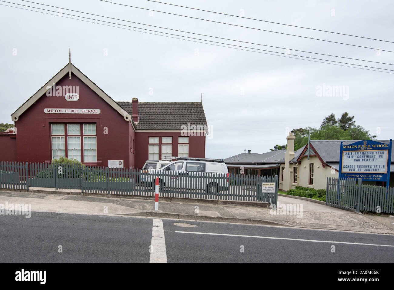 Milton pubblico (primario), scuola, costruito nel 1877 è un raro esempio di inizio scuola vittoriana design edilizia dal noto architetto G A Mansfield. Foto Stock