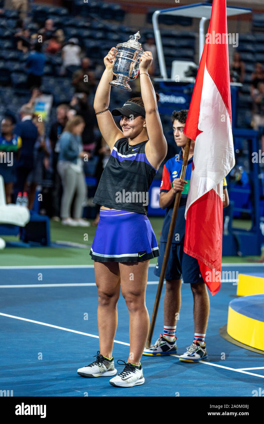 Bianca Andreescu del Canada tenendo il campionato trofeo dopo la sconfitta di Serena Williams e vincendo le donne singoli finali all'2019 US Open Foto Stock