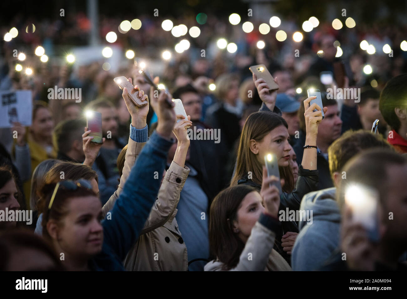 BRATISLAVA, Slovacchia - Sep 20, 2019: governo anti-protesta avviene a piazza della Libertà a Bratislava. Le proteste hanno continuato tutto intorno la Slovacchia Foto Stock