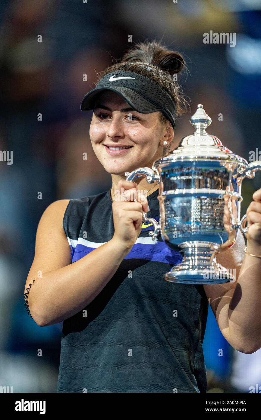 Bianca Andreescu del Canada tenendo il campionato trofeo dopo la sconfitta di Serena Williams e vincendo le donne singoli finali all'2019 US Open Foto Stock