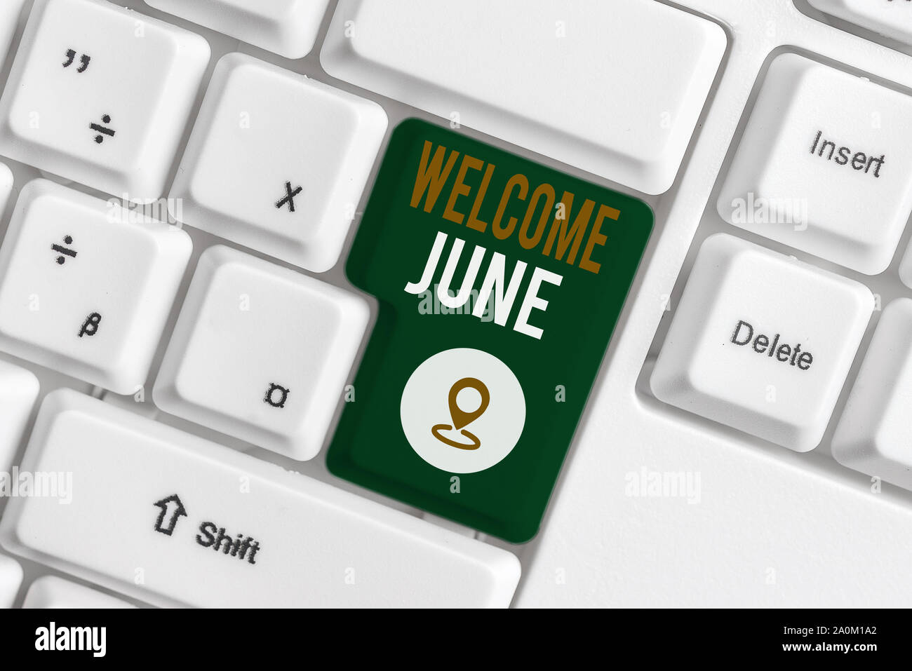 Parola di scrittura di testo Benvenuti giugno. Business photo presentazione calendario sesto mese secondo trimestre trenta giorni saluti White tastiera PC con nota vuota Foto Stock