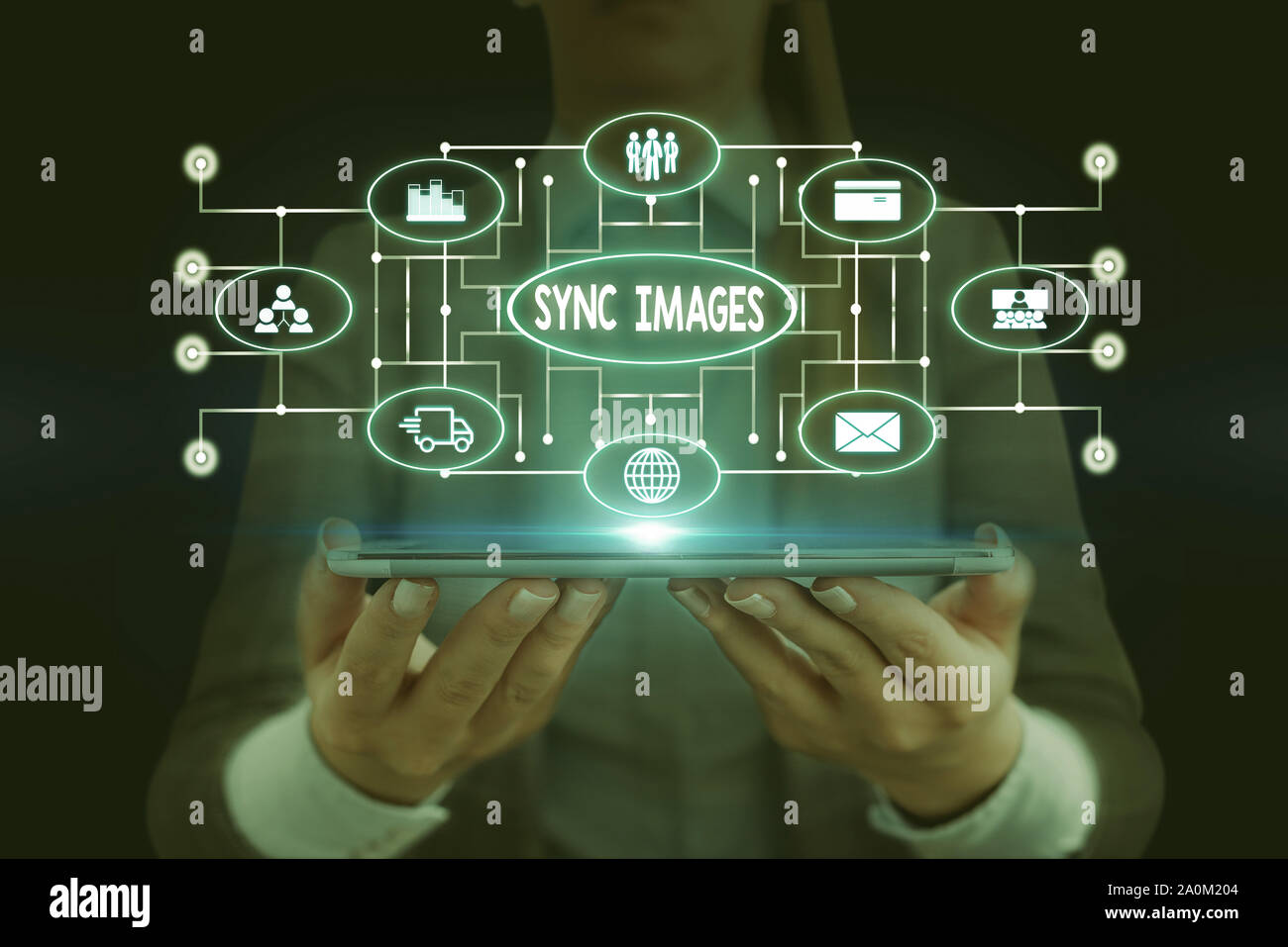 Segno di testo che mostra le immagini di sincronizzazione. Business photo vetrina per fare foto identiche in tutti i dispositivi accessibili ovunque donna formale indossare tuta di lavoro presen Foto Stock
