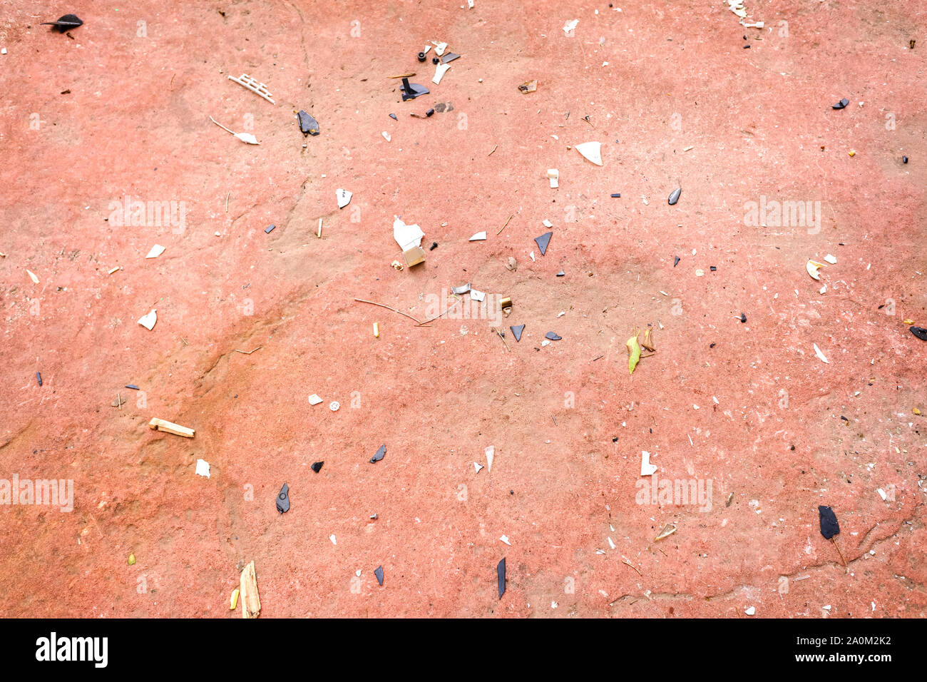 Sullo sfondo di un piano con i rifiuti e i detriti di scarto. Foto Stock