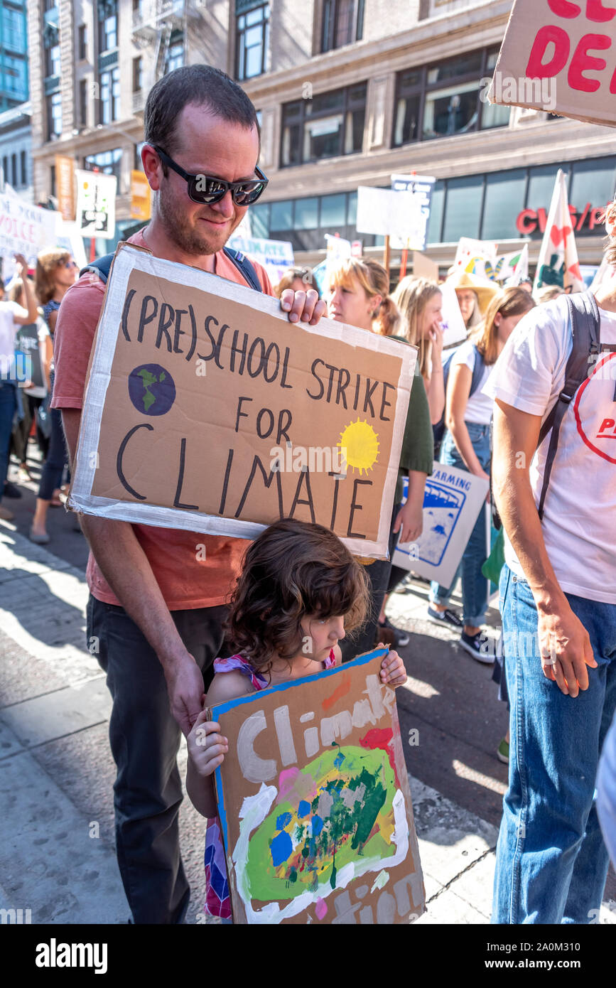 San Francisco, Stati Uniti d'America. Xx Settembre, 2019. Sciopero degli studenti per il clima marzo, uno dei molti clima globale colpisce in questo giorno in tutto il mondo. Un padre e figlia giovane a piedi con segni, una lettura "sciopero in età prescolare per clima.' Credit: Shelly Rivoli Foto Stock