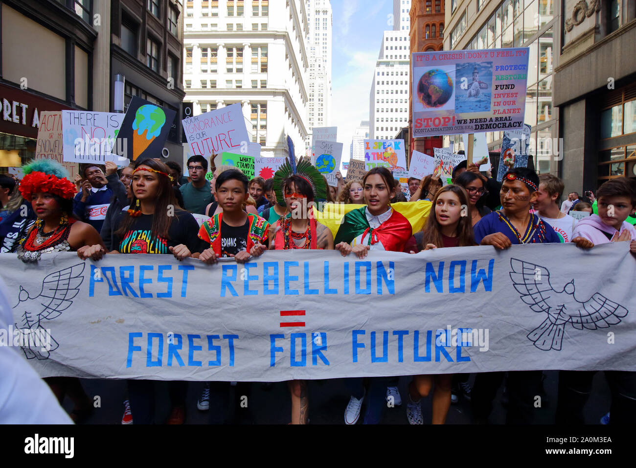 New York, New York. 20 settembre 2019. I giovani rappresentanti degli indigeni marciano sotto il cartello "Forest Rebellion Now, Forest for Future" al colpo di clima guidato dai giovani di New York. Decine di migliaia di persone, studenti hanno partecipato alla marcia e radunano a Broadway fino a Battery Park con Greta Thunberg come partecipante e ospite. Foto Stock