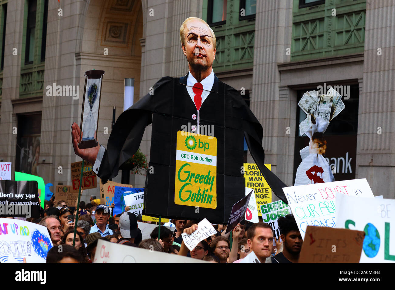 New York, New York. 20 settembre 2019. Un'effigie del CEO di BP Bob Dudley come vampiro al NYC Climate Strike. Decine di migliaia di persone, studenti hanno partecipato alla marcia e radunano a Broadway fino a Battery Park con Greta Thunberg come partecipante e ospite. Foto Stock