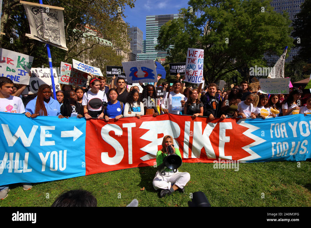 New York, New York. 20 settembre 2019. Un gruppo eterogeneo di giovani colpisce a sostegno del salvataggio del pianeta, durante lo sciopero climatico di New York. Decine di migliaia di persone, studenti hanno partecipato alla marcia e radunano a Broadway fino a Battery Park con Greta Thunberg come partecipante e ospite. Foto Stock