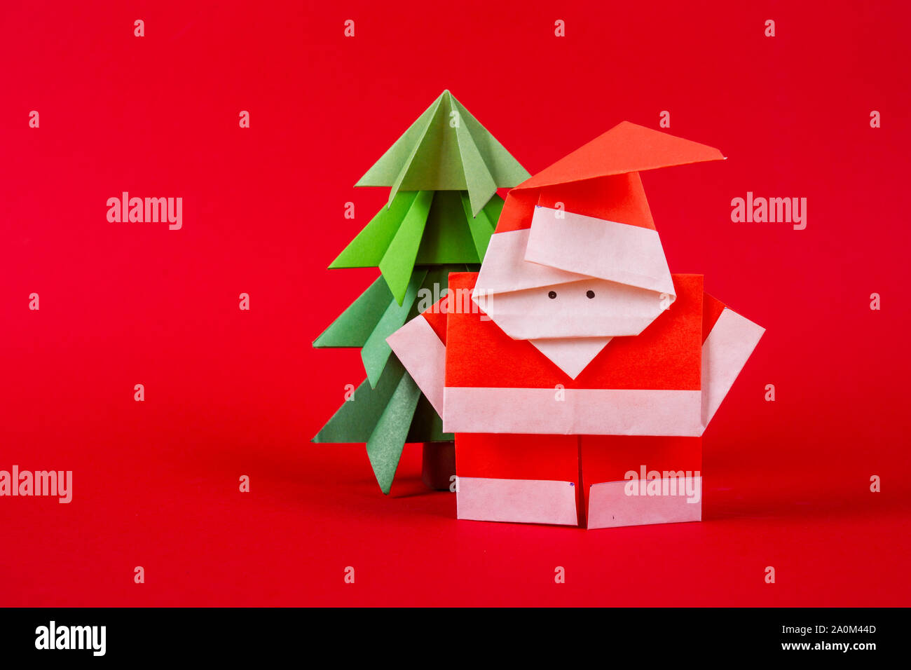 Albero Di Natale Di Carta Origami.Anno Nuovo Carta Origami Fatti A Mano Santa Claus Figura Con L Albero Concetto Di Natale Inverno Decorazioni Artigianali Studio Shot Foto Stock Alamy