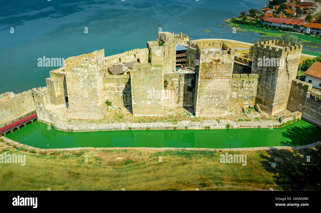 Smederevo antenna vista panorama del medievale Serbian-Byzantine-castello ottomano lungo il fiume Danubio un nostro est di Belgrado Foto Stock