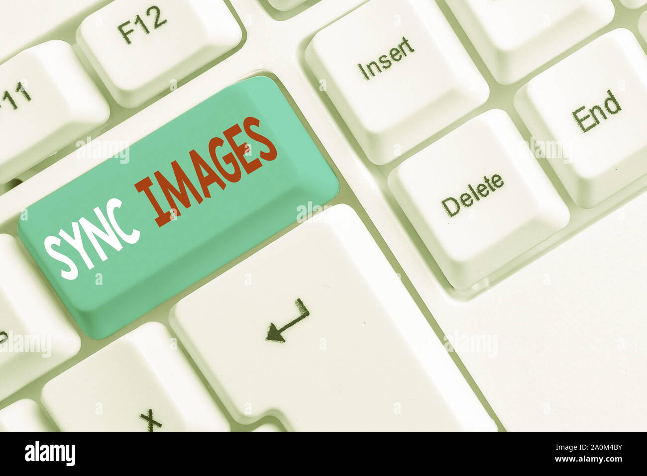 Scrittura testo scrittura di sincronizzare le immagini. Foto concettuale rendendo le foto identiche in tutti i dispositivi accessibili ovunque bianco tastiera PC con vuoto nota pa Foto Stock